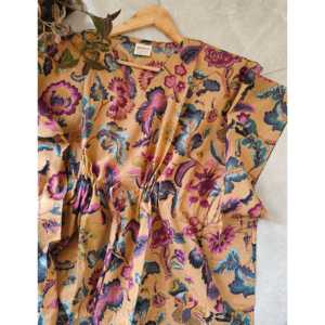 Kaftán Twilight Garden para Mujer, Ropa de Dormir Cómoda para una Noche de Ensueño - Product Image 1