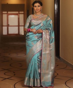 Sari de Seda Azul Claro con Borde Rosa, Estilo Banarasi, para Bodas Tradicionales Indias, Sari Drapeado para Mujer - Product Image 1