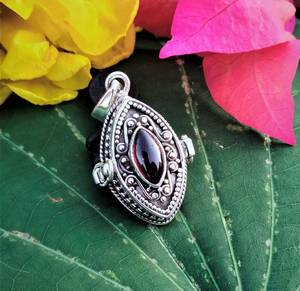 Élégant pendentif médaillon en pierre de grenat, plaqué argent sterling, avec compartiment secret, cadeau de bijoux - Product Image 1