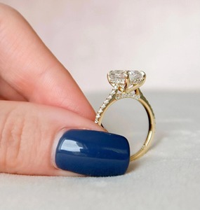 Anillo de Moissanita de Lujo con Corte Cojín Alargado de 3CT, Oro Amarillo de 14K, Halo Oculto, Puente Pavé, Media Eternidad Catedral - Product Image 2