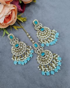 Pendientes de diseñador con circonita cúbica en forma de media luna y conjunto de mangtika, conjunto de joyería de moda para fiestas con piedras preciosas, cristales y perlas. - Product Image 1