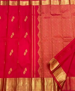 Sari de Seda Rojo con Borde Dorado, Traje Tradicional Indio para Bodas, para Mujer - Product Image 5