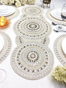 Sous-plats élégants perlés faits à la main avec broderies complexes pour la décoration moderne des salles à manger, des maisons, des restaurants et des hôtels - Product Image 4