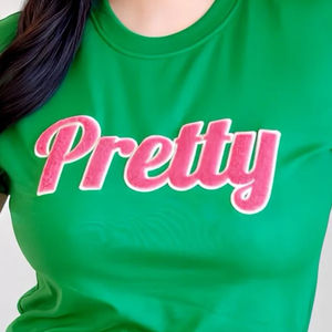 Camiseta Verde de Chenilla con Letras Bordadas en Rosa, Ropa de Hermandad, Camiseta de Algodón para Mujer, Estilo Universitario Griego - Product Image 6