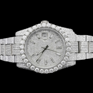 Montre-bracelet Hip Hop personnalisée pour homme, dernier design, entièrement sertie de diamants Moissanite, avec lunette ronde et bicolore - Product Image 1