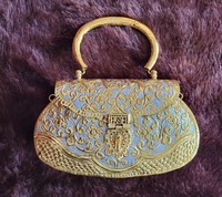 Pochette latérale personnalisée en laiton gravé à motif tendance avec chaîne, accessoires de mariage haut de gamme en laiton pour femmes, prix avantageux par UO