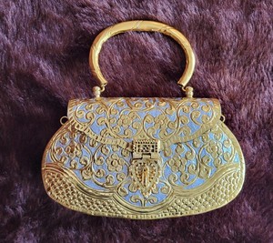 กระเป๋าคลัทช์ทองเหลืองสลักลายทันสมัยพร้อมช่องใส่ของแบบโซ่ ราคาพิเศษ ของชำร่วยงานแต่งงาน ทองเหลืองพรีเมียม สำหรับผู้หญิง โดย UO - Product Image 1