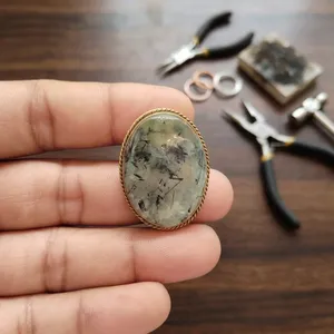 Cabochon en préhnite naturelle avec rainure en laiton |   Pierre précieuse de préhnite verte avec monture en laiton - Product Image 5