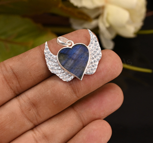 Colgante de Plata 925 con Baño de Rodio y Alas, con Labradorita Natural en Forma de Corazón de 15mm y Detalles de Circonita Cúbica, el Más Vendido para Collares - Product Image 3