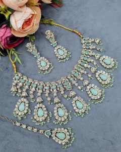 Parure de bijoux ethniques plaqués or antique avec collier, boucles d'oreilles et mangtika en pierre de cristal taille poire, pour occasions festives, vente en gros - Product Image 4