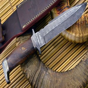 Couteau de chasse à lame fixe en acier Damas fait main, manche en bois, pointe tombante - Product Image 1