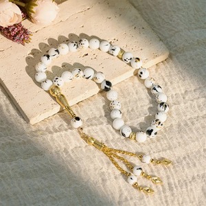 Perles de prière en résine faites à la main, blanches avec des taches noires, accent doré, usage religieux islamique, forme ronde, tasbih en résine artisanale - Product Image 6