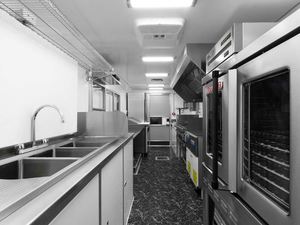Camión de Comida Nuevo de 18 Pies, Marca Freightliner MT45/MT55, Convertido a Camión de Comida con Prensa para Panini y 4 Ruedas - Product Image 4
