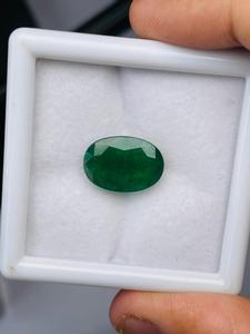 Esmeralda Natural de Zambia, Corte Ovalado, 8.10 Quilates, Calidad AAA, Certificación IGI, Brillo Excelente, Color Verde Agradable, Corte Perfecto, Precio Económico - Product Image 2