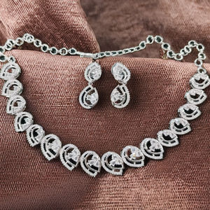 Pendientes de Araña Elegantes de Aleación de Zinc Chapados en Oro con Forma de Campana Étnica con Circonita, Elegante Collar AD para un Look Glamuroso de Boda - Product Image 1