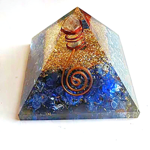 Pyramide d'Orgone Artisanale Écologique en Onyx Bleu avec Pointe de Cristal et Bobine de Cuivre, Pierre Semi-Précieuse pour Artisanat, Guérison, Feng Shui et Méditation - Product Image 1