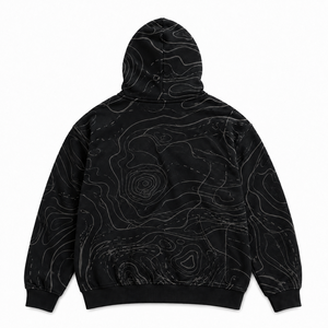 Sudadera Deportiva Personalizada con Capucha, de Felpa, 320 GSM, Negra, con Estampado Topográfico en Toda la Superficie, de Algodón y Poliéster, con Logotipo en el Pecho - Product Image 2