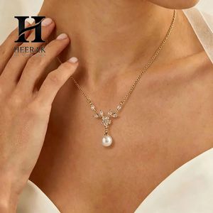 Collier de mariée minimaliste avec pendentif en forme de branche florale délicate et chevron, orné de diamants de laboratoire taille marquise et de perles - Product Image 1