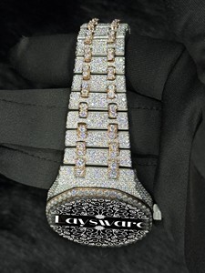 Montre-bracelet haut de gamme entièrement blanche, entièrement sertie de diamants Moissanite VVS, avec un fini or rose, pour un usage quotidien luxueux, disponible à la vente - Product Image 2