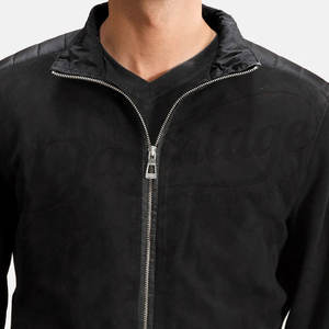 Chaqueta Bomber Negra para Hombre de Gamuza Genuina con Paneles de Cuero Acolchado en los Hombros y Ribete Acanalado - Product Image 3