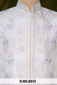 Sherwani contemporáneo con adornos geométricos para hombre, con intrincada artesanía de cuentas y un estilo sofisticado para ocasiones de novio. - Product Image 6