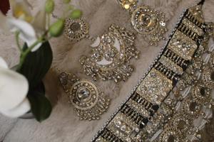 สร้อยคอเงินชนเผ่ากุจิอัฟกันแท้ ประดับด้วยงานกระจกทำมือและเหรียญห้อยแบบดั้งเดิม สไตล์วินเทจยิปซี - Product Image 4