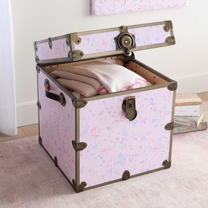 Coffre de rangement en métal rose avec quincaillerie en laiton antique et garniture cloutée pour une organisation élégante et compacte de la maison - Product Image 3