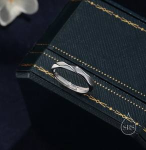 Anillo Minimalista de Plata de Ley, Talla Ajustable, Corte de Diamante - Product Image 3