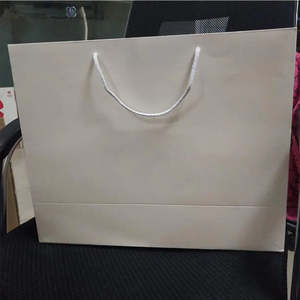 Bolsas de Compra Ecológicas de Papel Kraft Negro con Logotipo Personalizado, Embalaje Duradero para Minoristas, con Cinta Clásica Laminada para Prendas - Product Image 2