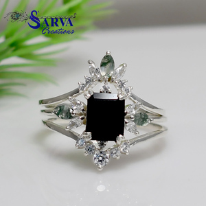 แหวนเงินแท้ 925 รุ่น SARVA Creations ดีไซน์ดอกไม้สไตล์วินเทจ ประดับด้วยโมอิสซาไนต์และพลอยออนิกซ์สีดำ ตัวเรือนแบบสามวง - Product Image 4