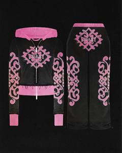 Survêtement en velours brodé sur mesure |   Ensemble de vêtements pour femmes, sweat à capuche en velours de luxe avec fermeture éclair et pantalon évasé |   Fabricant de vêtements streetwear en deux pièces OEM - Product Image 2