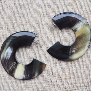 Pendientes de Cuerno de Búfalo Naturales y Ecológicos de Alta Calidad, Estilo Animal para Mujer, Gran Venta para Bodas y Otras Ocasiones - Product Image 1