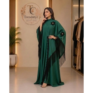 Abaya de Luxe Modeste Tendance par CP, en Nida, Longueur Ras du Sol, Col Montant, Asymétrique, avec Pompons Brodés et Appliques Florales en Velours Naturel pour Adultes - Product Image 3