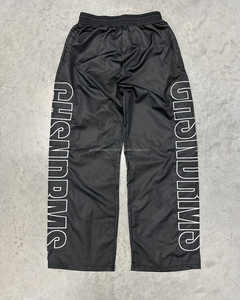 Pantalones de hombre personalizados OEM/ODM, pantalones cortavientos para exteriores de nailon de secado rápido con serigrafía lateral ligera, pantalones informales con estampado lateral - Product Image 1