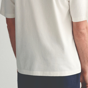 Camiseta cómoda para hombre con bolsillo, logotipo frontal, 100% algodón, de secado rápido y transpirable, corte regular, suave y elegante para uso casual. - Product Image 3