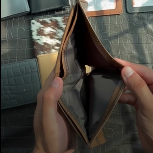Cartera Bifold Clásica de Cuero Genuino Marrón para Hombre, con Doble Compartimento para Billetes, Porta Pasaportes Extraíble, Ranura Transparente para Identificación, Múltiples Bolsillos y Compartimento para Tarjetas - Product Image 4