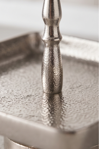 Support à gâteau moderne en métal argenté à 2 niveaux, présentoir à dessert carré martelé de luxe, porte-cupcakes avec poignée en boucle, décoration de table de fête - Product Image 5