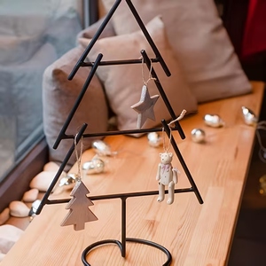 Sculpture d'arbre de Noël en métal noir de qualité supérieure, avec un design minimaliste moderne en fil métallique, idéale pour la décoration des fêtes - Product Image 6