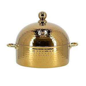 Cacerola con diseño de martillo y acabado dorado en forma curva, ideal para uso en restaurantes, elegante solución para calentar y servir alimentos, procedente de la India. - Product Image 1