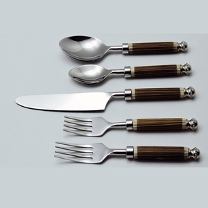 Ensemble de couverts classiques avec manche en bois, 5 pièces, passe au lave-vaisselle, finition polie miroir - Product Image 1