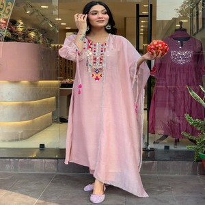 Conjunto de Kurta y Pantalón Bordado Tesla de VASTRA COTTAGE con Dupatta de Organza, Traje Tradicional Étnico para Mujer para Fiestas - Product Image 2