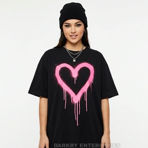 Camiseta Oversize para Mujer con Estampado de Corazón Rosa Graffiti y Pintura en Aerosol, de Algodón, Estilo Urbano, Hombros Caídos, Venta al por Mayor para Fabricantes - Product Image 1