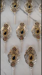 Élégantes bâtonnets de kumkum en plumes de paon, fabriqués à la main, au charme royal, pour les mariages, les rituels de pooja et les cérémonies festives. - Product Image 2