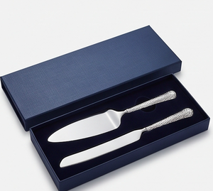 Juego de utensilios para servir pasteles de acero inoxidable de primera calidad con asas en relieve, perfecto para bodas, regalos y ocasiones especiales. - Product Image 6