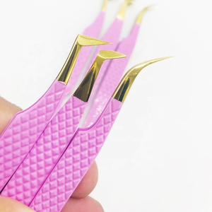 Pince à cils de précision à 45 degrés pour pose et retrait des cils, avec poignées ergonomiques antidérapantes et emballage personnalisé - Product Image 1