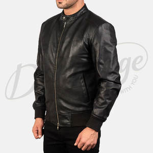 เสื้อแจ็คเก็ตบอมเบอร์หนังแท้ลายหนังงูสีดำสำหรับผู้ชาย พร้อมปกตั้งแบบกระดุมและขอบยางยืด ทรงเข้ารูปลำลอง - Product Image 4