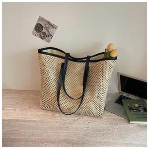 Logra una apariencia veraniega refinada con este bolso de hilo natural hecho a mano, con costuras detalladas para un toque de estilo estacional. - Product Image 2