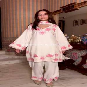 Conjunto de pantalón y kurta Chinon VASTRA COTTAGE con bordado de lentejuelas, dupatta Chinon, kurta larga con atuendo étnico para fiestas. - Product Image 4