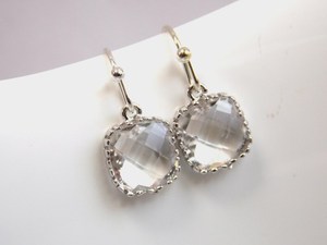 Pendientes de cristal pequeños y delicados, pendientes plateados para dama de honor junior, pendientes nupciales, regalo para mujer - Product Image 5
