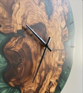 Reloj de pared de madera de olivo con epoxi verde de lujo, decoración moderna y rústica para el hogar a precio económico. - Product Image 3